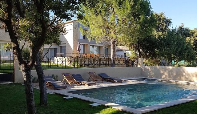 Modern farmhouse in Uzés, heated swimming pool, sauna jacuzzi and gym