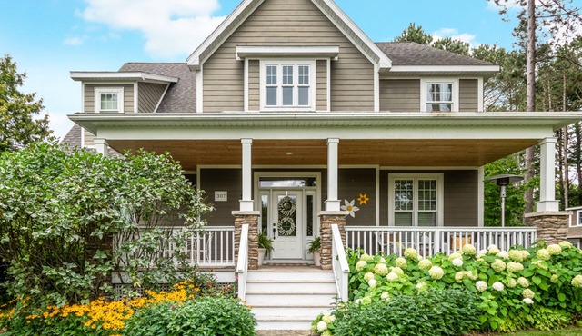 Modern farmhouse interior, carriage house, walk to Lake Leelanau & Lake Michigan