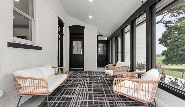 Modern Farmhouse just 30 minutes from Nationally ranked hiking!