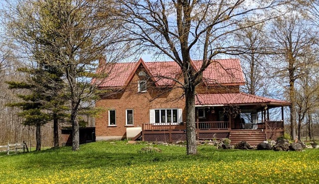 Modern Farmhouse located near The Blue Mountains