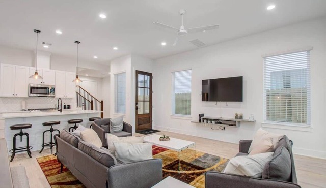 Modern Farmhouse, Mins Restaurants & Attractions