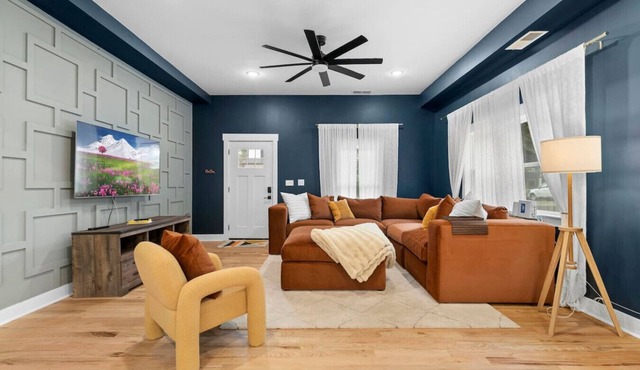 Modern Farmhouse Near Airport&Stadium| Pet| Luxury