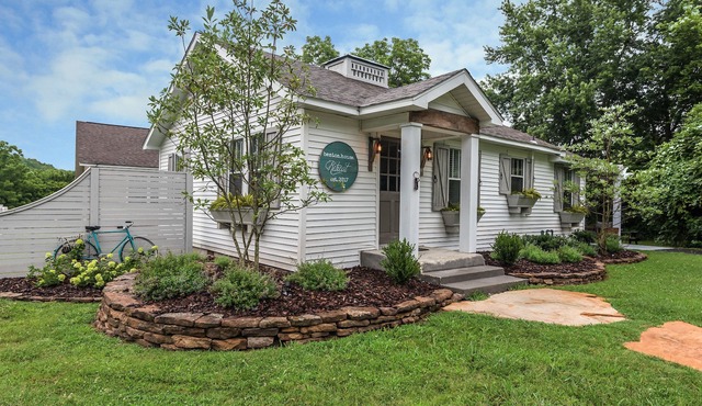 Modern Farmhouse, near downtown, walk to Creekside Community Center