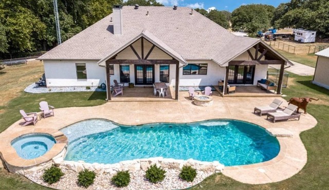 Modern Farmhouse on 7 acres w/pool, hot tub. Access Denton, pilot point, Celina,