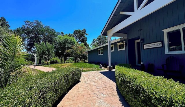 Modern Farmhouse Retreat-Open Concept-Apple Hill