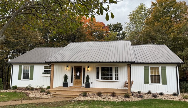 Modern Farmhouse Retreat on 4 Acres near Nashville,Tn Overlooking private woods