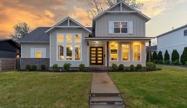 Modern Farmhouse steps from Momentary and MTB Trails.