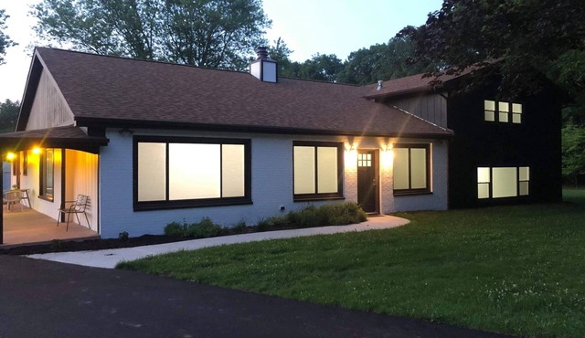 Modern FarmHouse Stay On 12 Acres with Fireplace and Hot Tub, Sleeps 16