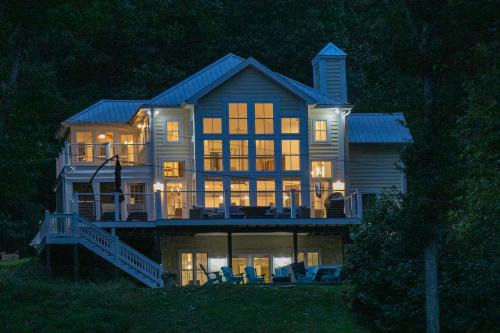 Modern Farmhouse Style Chalet with amazing Kentucky Lake views - Dock, Hottub and Firepit!