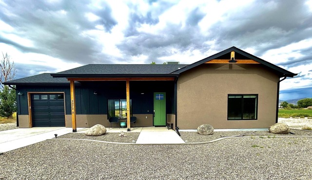 Modern Farmhouse w/Privacy, Views and Hot Tub!