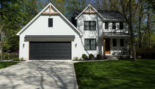 Modern Farmhouse Retreat-10 Min Walk to Lake Michigan-Hot Tub-Sauna