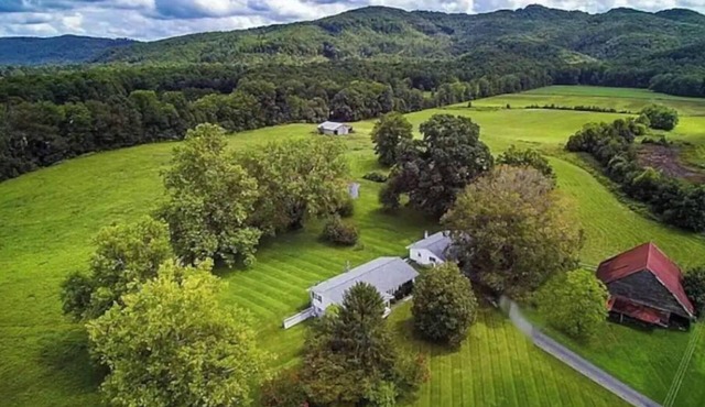 Modern Farmhouse Near Windrock
