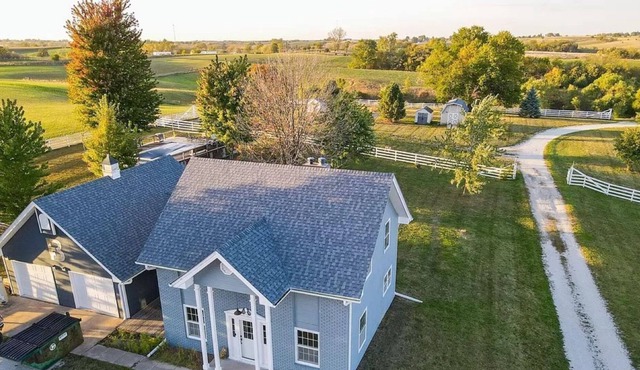 Modern Farmhouse with pond and large deck close to wineries and covered bridges
