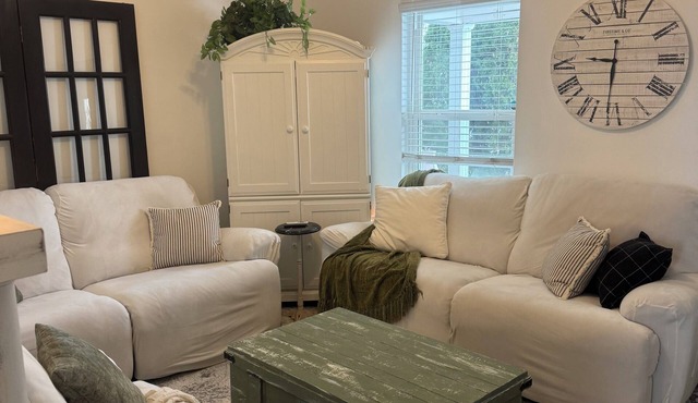 Modern Farmhouse 3BR Close to Louisville!