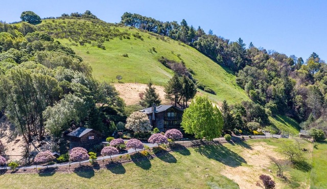 Modern Farmhouse Villa with Captivating Panoramic Views, Hot Tub and Sauna!