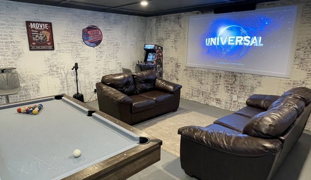 Modern Farmhouse w/Gameroom and theater room close to everything