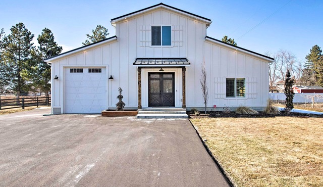 Modern Farmhouse w/Patio, Grill & Mtn Views!