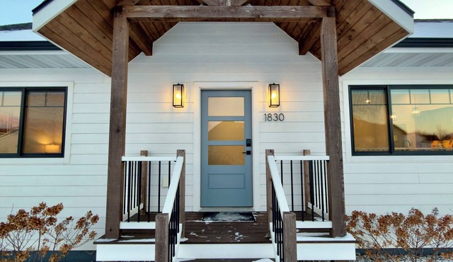 Modern farmhouse with soft water and fireplace in Brookings