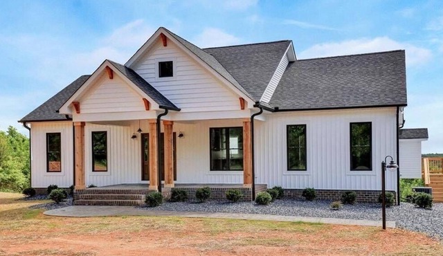 Modern Farmhouse with VIEWS!