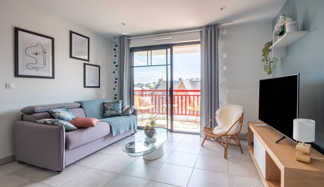 Modern flat for 4 within walking distance of the beach