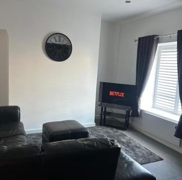 Modern flat in Oldham - contractor friendly Flat 2