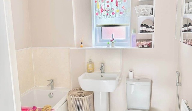 Modern Flat near Luton Airport | Free Parking