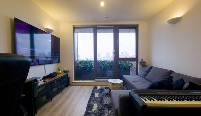 Modern Flat w/Skyline Views - Pass the Keys
