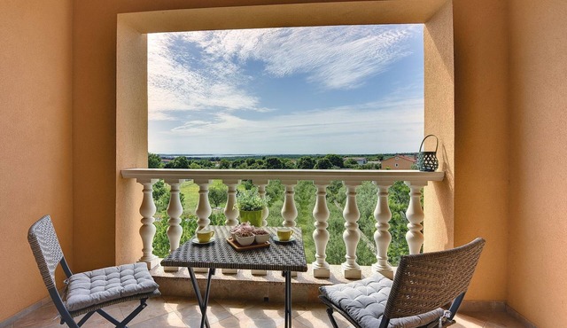 Modern flat with balcony, BBQ, WLAN, air conditioning