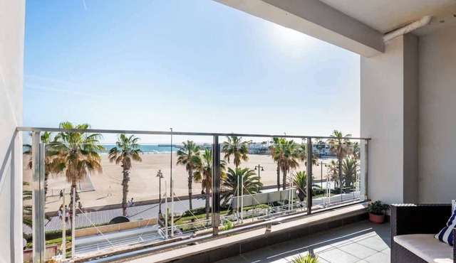 Modern flat with sea views in Valencia.