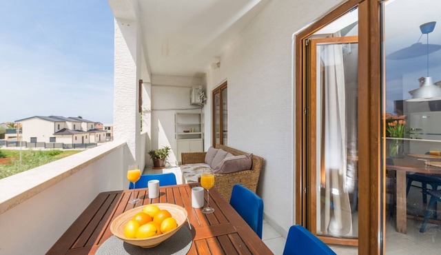 Modern flat with stylish furnishings, sea view, private balcony, barbecue, air conditioning, WiFi