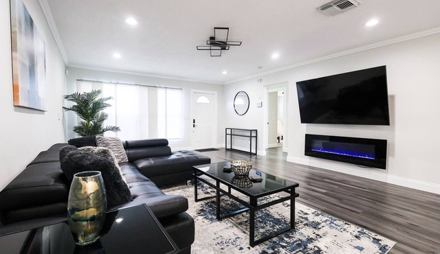 Modern Florida Family Retreat - Heated Pool - Sleeps 6