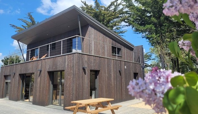 Modern Forest-Edge Home for 10 with WiFi, Close to Beach & Shops
