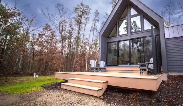 Modern Forest Chalet Near Tippy Dam, Big-M & Caberfae Starlink WiFi