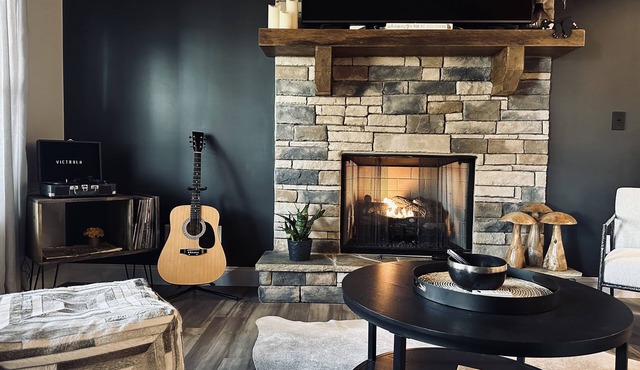 Modern, Forest Cottage w/Hot tub minutes to Dtown