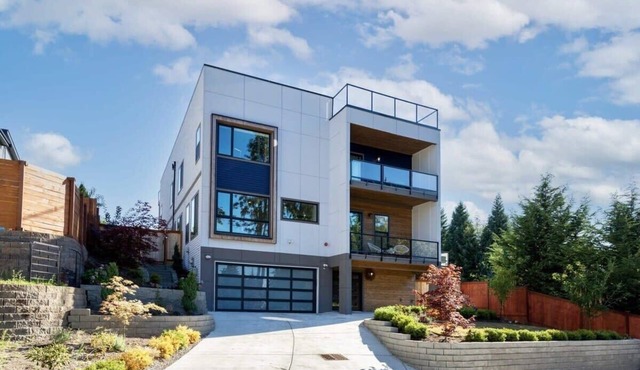 Modern Fortress w/4 Decks, AC in all rooms, Gym