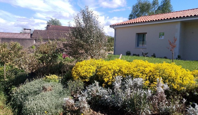 Modern studio with WiFi and parking in Baignes