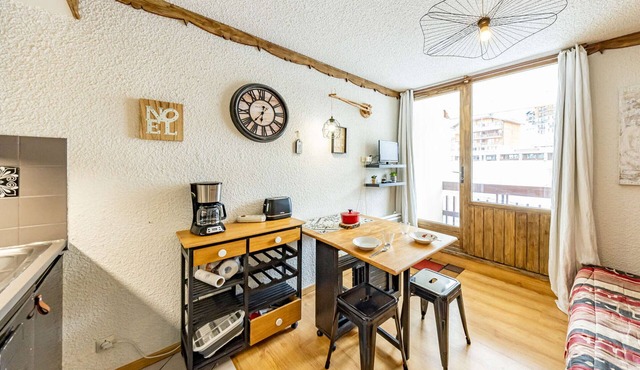 Modern studio 4 people at ski lift, free parking