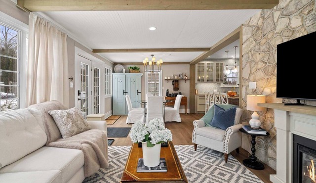 Modern French Cottage in Old Town! "The 506"