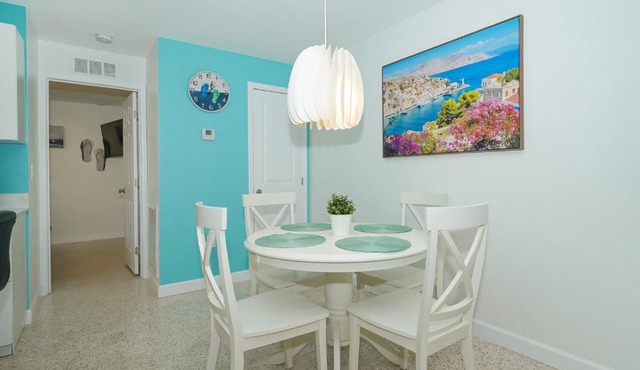 Modern & Fresh - Less than 3 miles to the Beach!