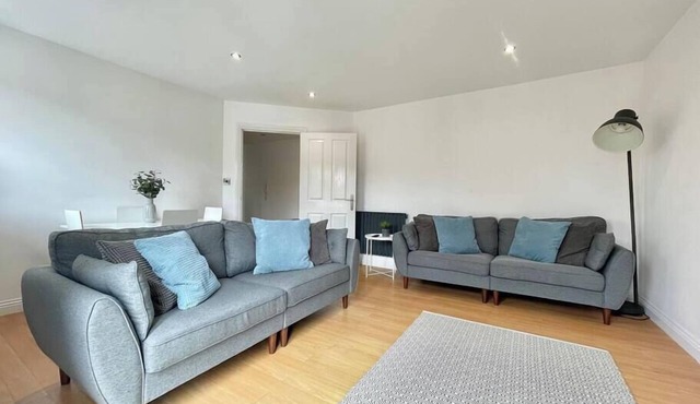 Modern, fresh & spacious apartment with parking