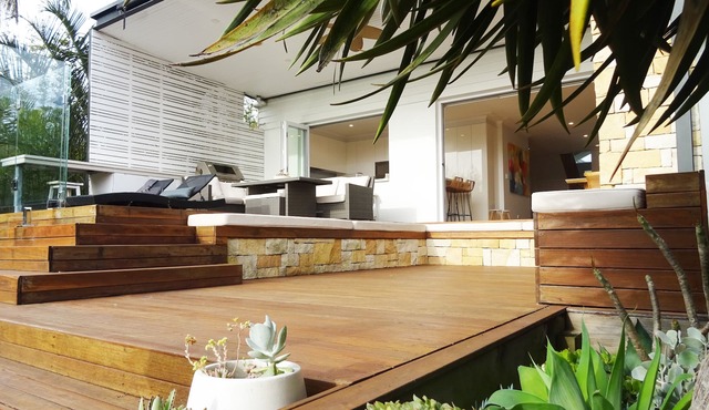 Modern Freshwater Beach House - Pool, walk to beach, firepit