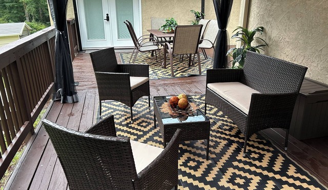 Modern, fully equipped studio with separate sleeping area. 2 guests max.