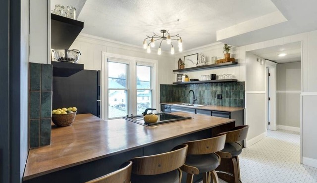 Modern, fully equipped, and newly renovated apartment in the center of Northeast Minneapolis
