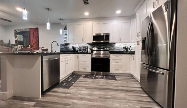 Modern Fully Furnished Midterm 3BR Home w/King Bed, Patio & Free Parking