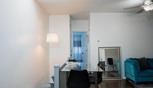 Modern, Fun & Cozy in the ❤ of Astoria ~ ♛King Bed