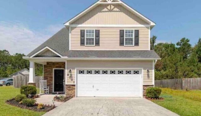 Modern Fun Home, w/neighborhood pool. Close to restaurants and shopping!