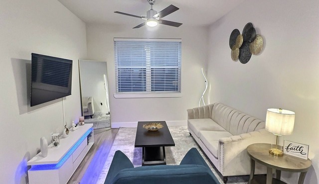 Modern Furnished 1BR/Gated Parking/Near Downtown, Heights & Montrose