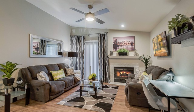 Modern, Furnished Apartment Close To Shops/Dining
