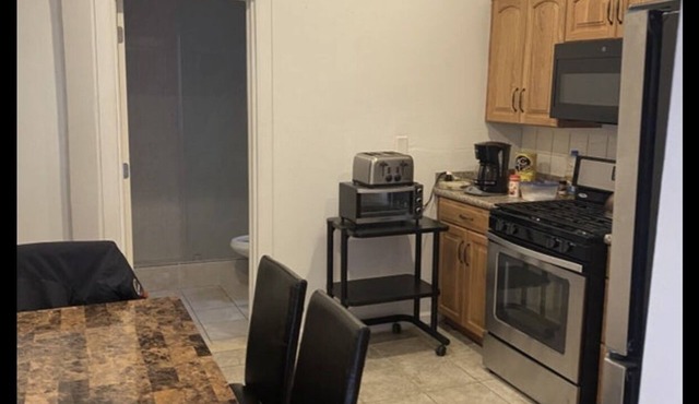 Modern Furnished Room Near Train/Bus