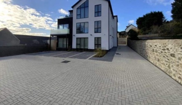 Modern g/floor apartment with parking & EV charger in Menai Bridge
